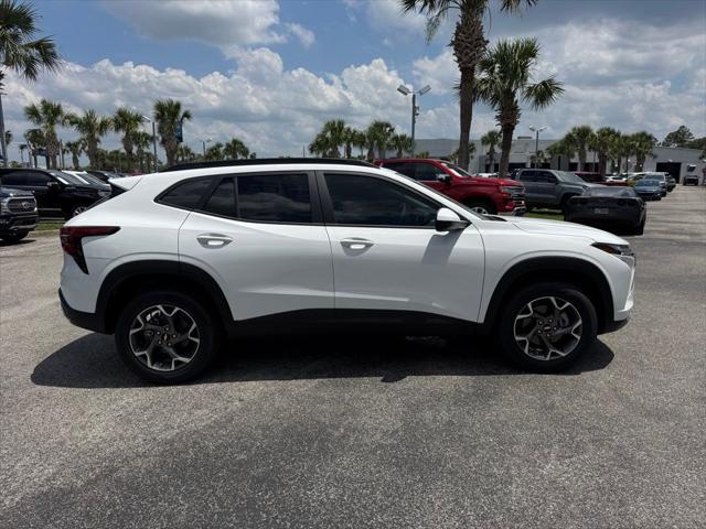 Photo of 2025 Summit White Chevrolet Trax
