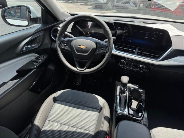 Photo of 2025 Summit White Chevrolet Trax
