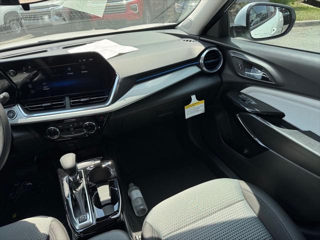 Photo of 2025 Summit White Chevrolet Trax
