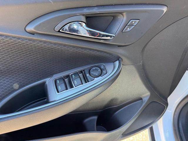 Photo of 2025 Summit White Chevrolet Malibu