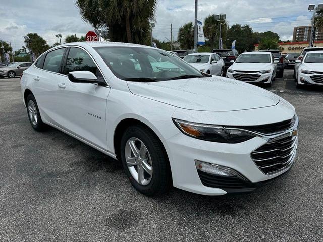 Photo of 2025 Summit White Chevrolet Malibu