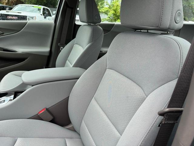 Photo of 2025 Summit White Chevrolet Malibu