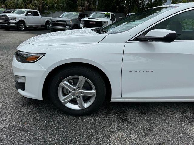 Photo of 2025 Summit White Chevrolet Malibu
