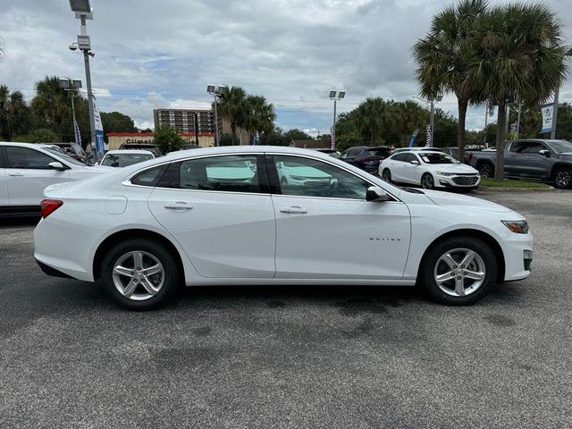 Photo of 2025 Summit White Chevrolet Malibu