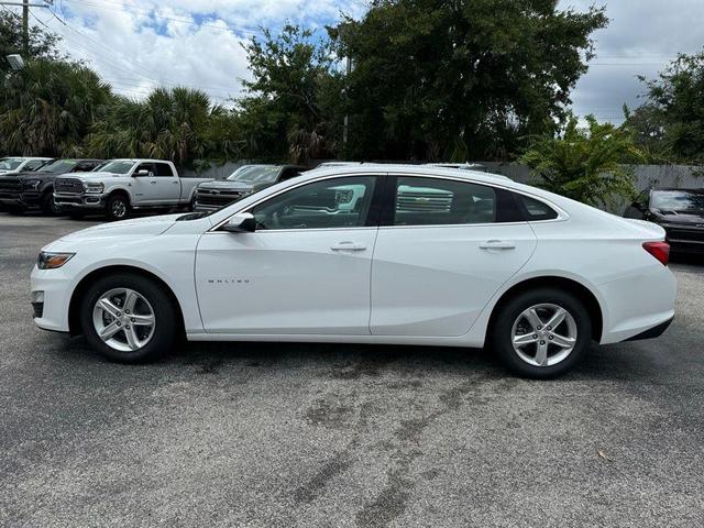 Photo of 2025 Summit White Chevrolet Malibu