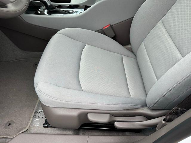 Photo of 2025 Summit White Chevrolet Malibu