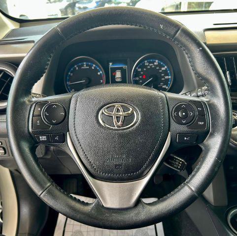 Photo of 2018 Super White Toyota RAV4