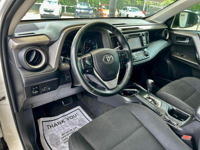 Photo of 2018 Super White Toyota RAV4