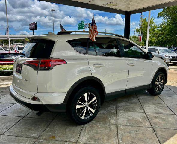 Photo of 2018 Super White Toyota RAV4