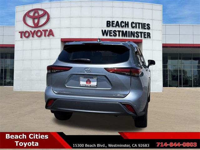 Photo of 2022 Gray Toyota Highlander