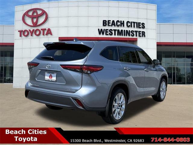 Photo of 2022 Gray Toyota Highlander