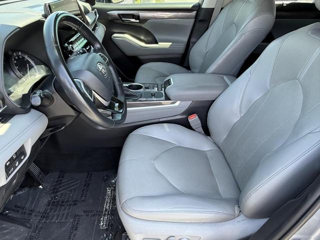 Photo of 2022 Gray Toyota Highlander
