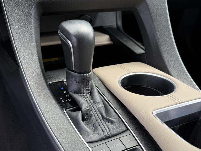 Photo of 2020 Ruby Flare Pearl Toyota Avalon Hybrid