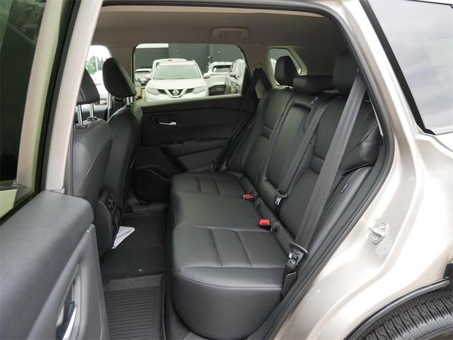 Photo of 2025 Champagne Silve Nissan Rogue
