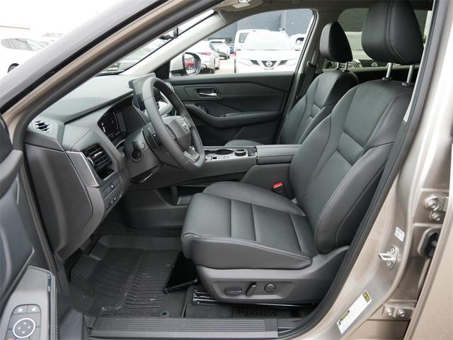 Photo of 2025 Champagne Silve Nissan Rogue
