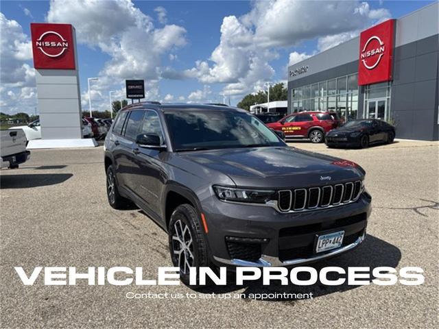 Photo of 2023 Metallic Jeep Grand Cherokee L