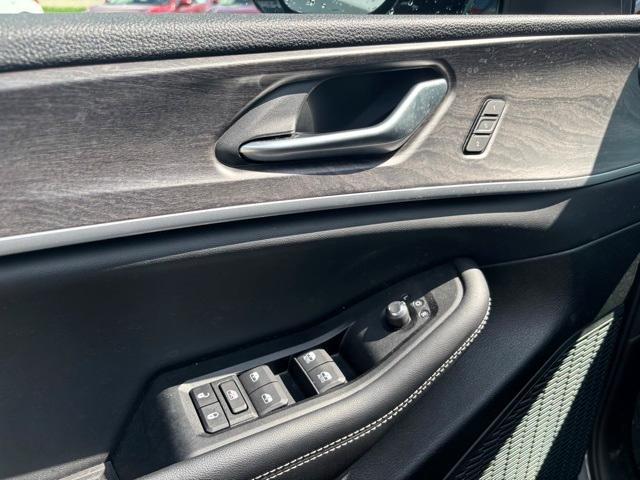 Photo of 2023 Metallic Jeep Grand Cherokee L