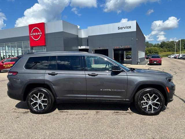 Photo of 2023 Metallic Jeep Grand Cherokee L