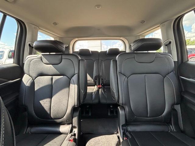 Photo of 2023 Metallic Jeep Grand Cherokee L