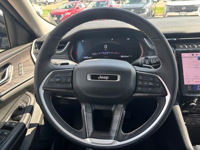 Photo of 2023 Metallic Jeep Grand Cherokee L