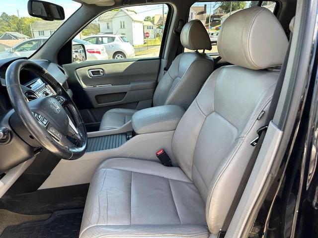 Photo of 2014 Black Honda Pilot