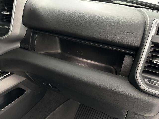 Photo of 2022 Granite Crystal Clearcoat Metallic RAM 1500