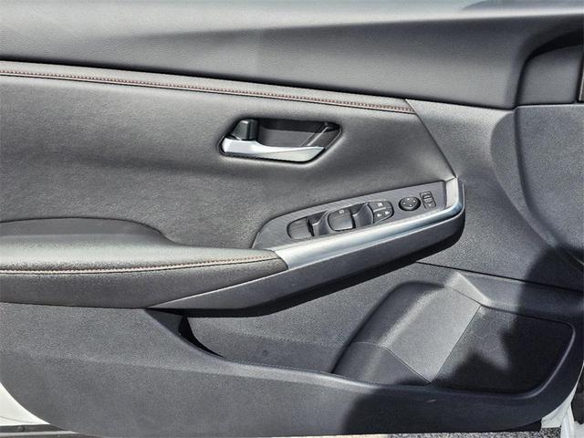 Photo of 2025 Aspen White Tricoat/Super Black Nissan Sentra