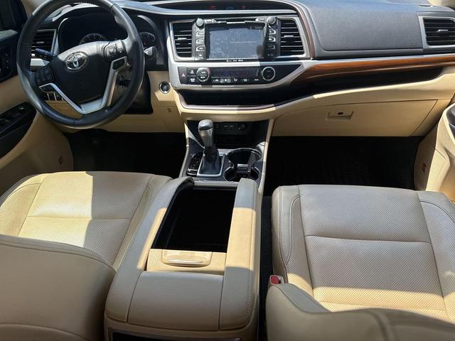 Photo of 2019 Toasted Walnut Pearl Toyota Highlander