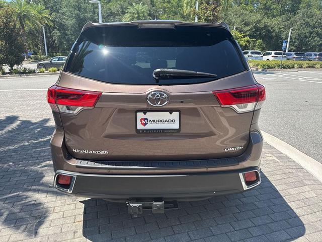 Photo of 2019 Toasted Walnut Pearl Toyota Highlander
