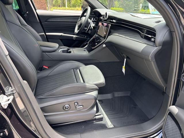 Photo of 2025 Nero Noctis Black Maserati Grecale