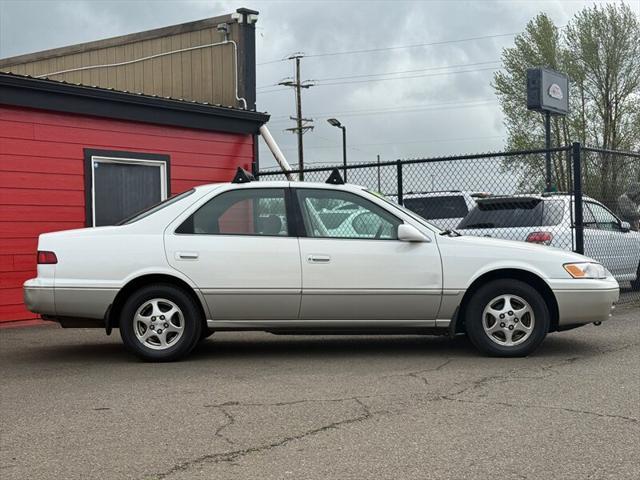 Photo of 1999 White Toyota Camry