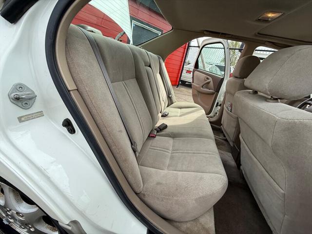 Photo of 1999 White Toyota Camry