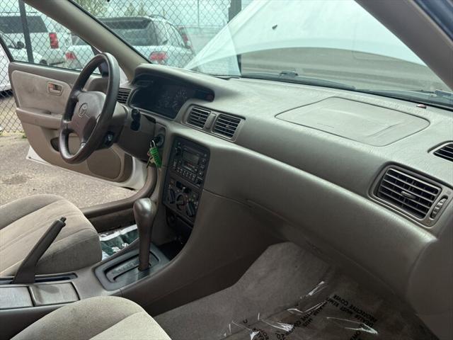 Photo of 1999 White Toyota Camry