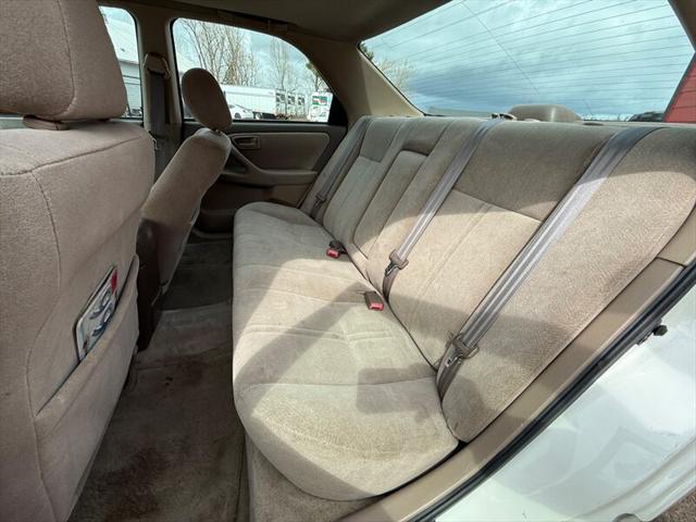 Photo of 1999 White Toyota Camry