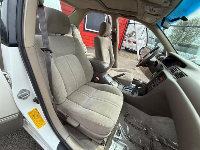 Photo of 1999 White Toyota Camry