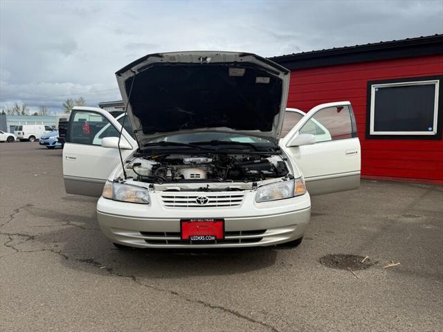 Photo of 1999 White Toyota Camry