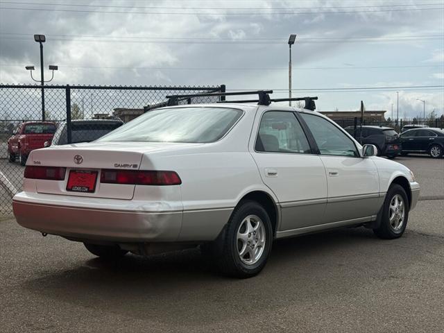 Photo of 1999 White Toyota Camry