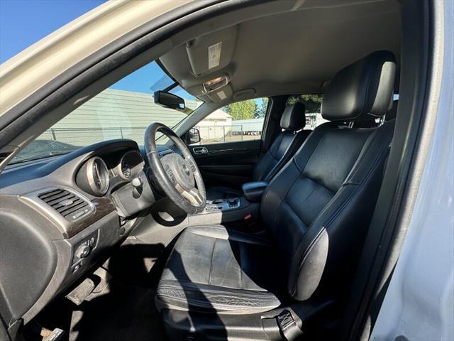 Photo of 2011 White Jeep Grand Cherokee