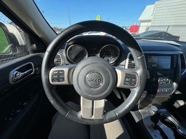 Photo of 2011 White Jeep Grand Cherokee