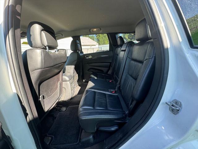 Photo of 2011 White Jeep Grand Cherokee