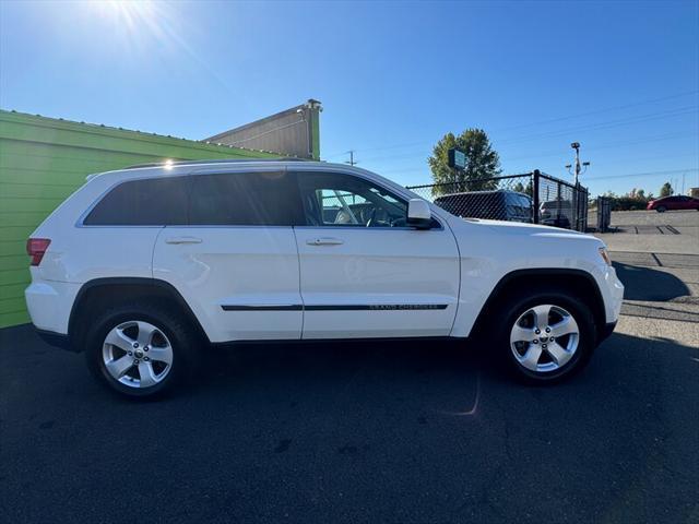 Photo of 2011 White Jeep Grand Cherokee