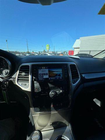 Photo of 2011 White Jeep Grand Cherokee