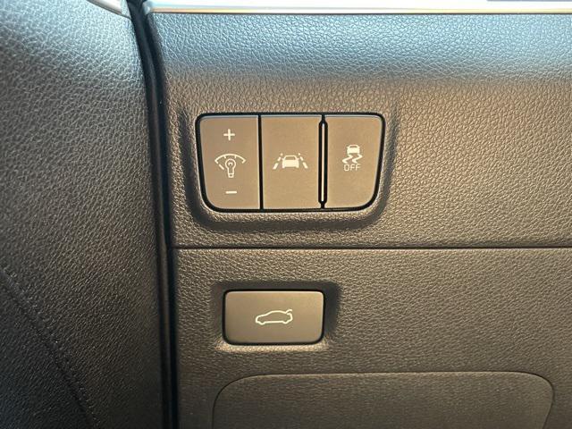 Photo of 2022 Glacial White Pearl Kia K5