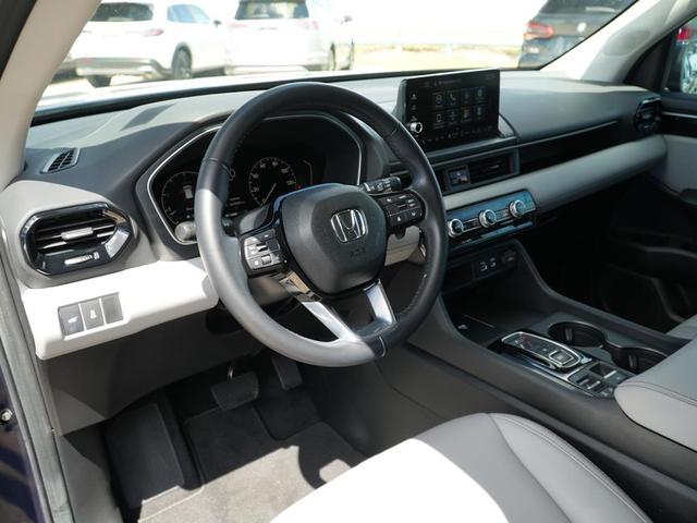 Photo of 2023 Obsidian Blue Pearl Honda Pilot
