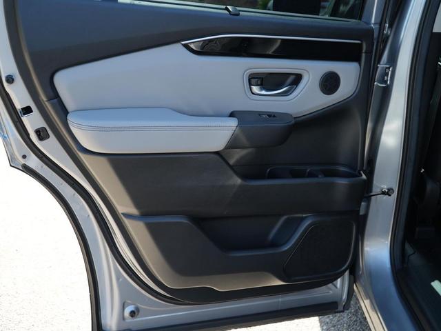 Photo of 2024 Lunar Silver Metallic Honda Pilot