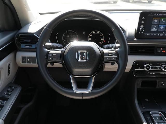 Photo of 2024 Lunar Silver Metallic Honda Pilot