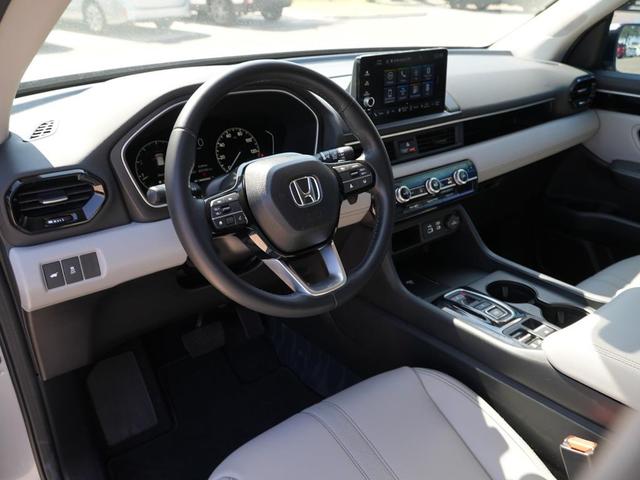 Photo of 2024 Lunar Silver Metallic Honda Pilot
