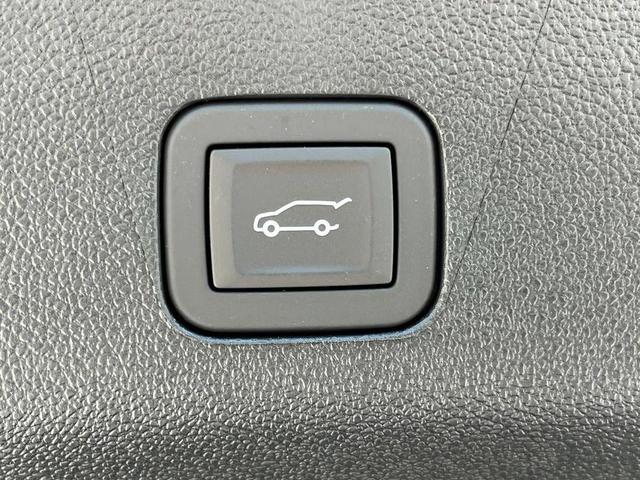 Photo of 2025 Crystal White Tricoat Cadillac Escalade