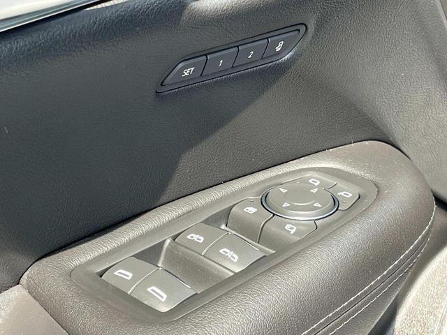 Photo of 2025 Crystal White Tricoat Cadillac XT5