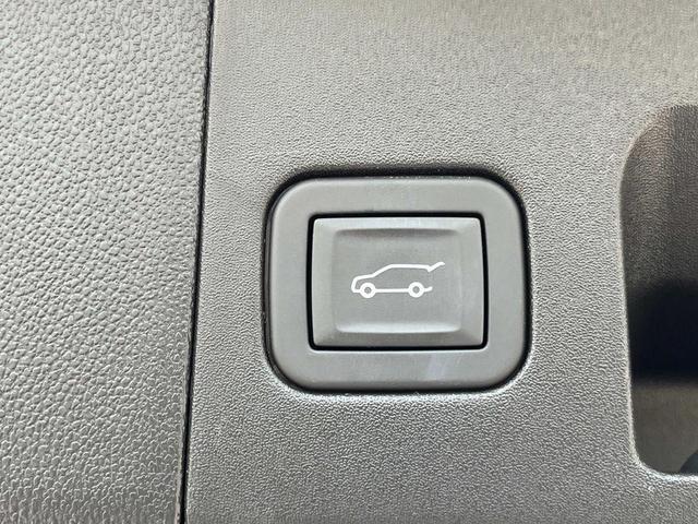 Photo of 2025 Crystal White Tricoat Cadillac XT5